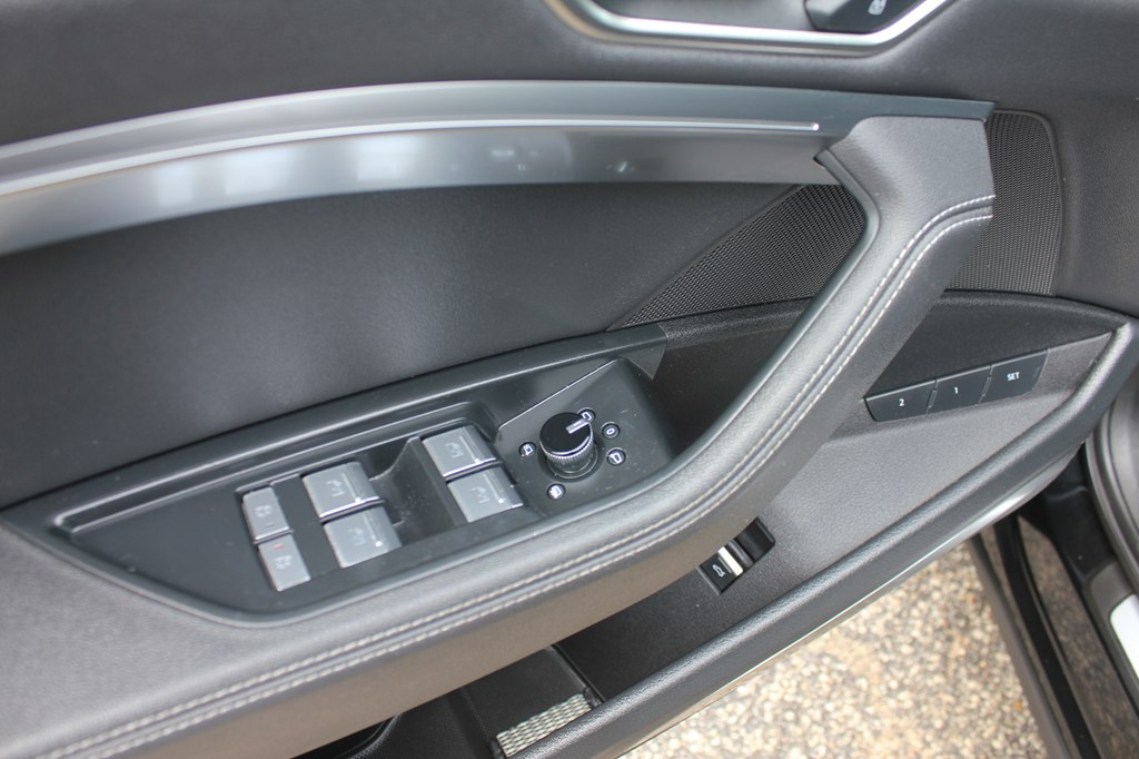 Photo 29 of this AUDI Q8 E-TRON