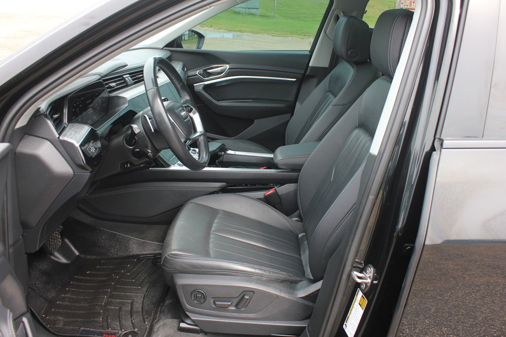 Photo 30 of this AUDI Q8 E-TRON