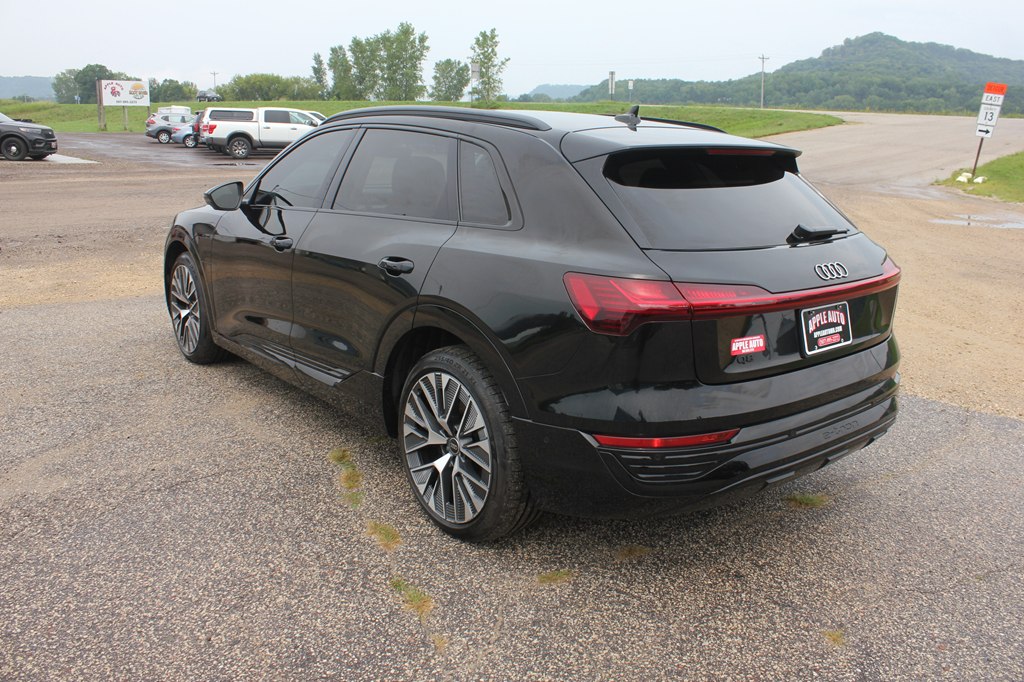 Photo 7 of this AUDI Q8 E-TRON
