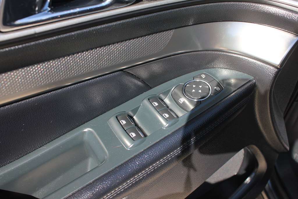 Photo 27 of this FORD EXPLORER