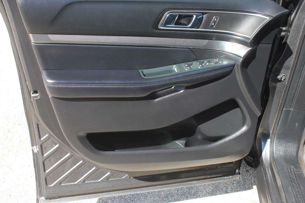 Photo 26 of this FORD EXPLORER