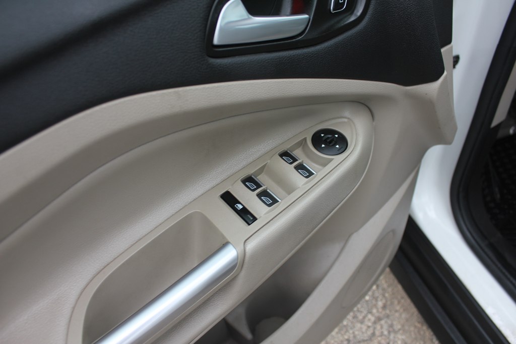 Photo 28 of this FORD C-MAX ENERGI