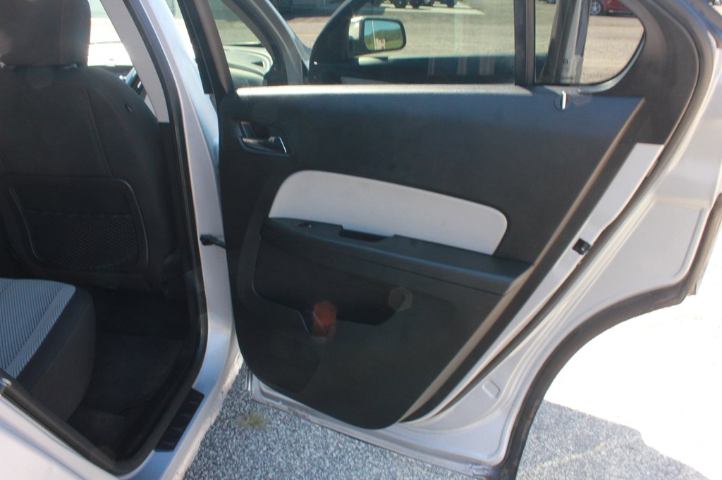 Photo 32 of this CHEVROLET EQUINOX
