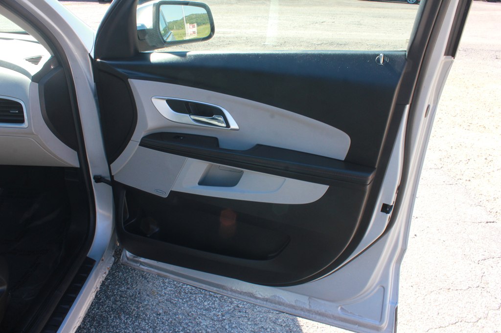 Photo 28 of this CHEVROLET EQUINOX