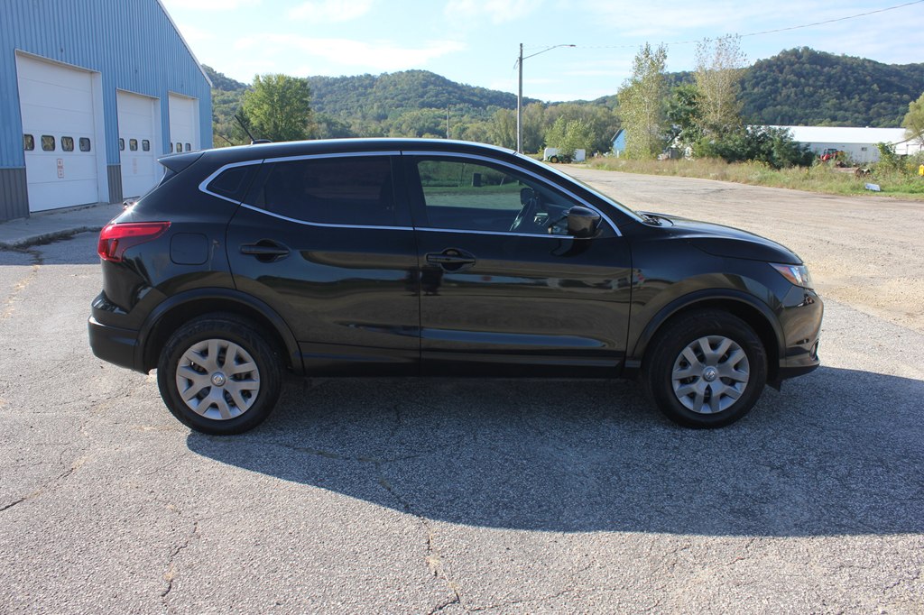 Photo 4 of this NISSAN ROGUE SPORT