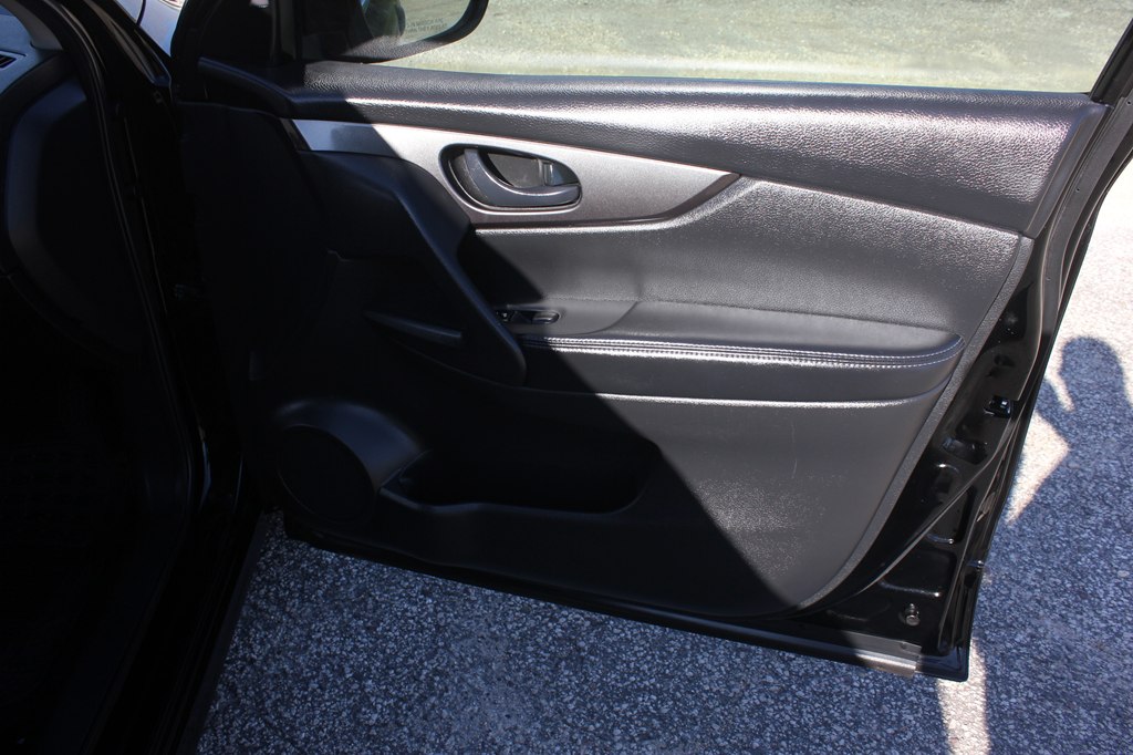Photo 30 of this NISSAN ROGUE SPORT