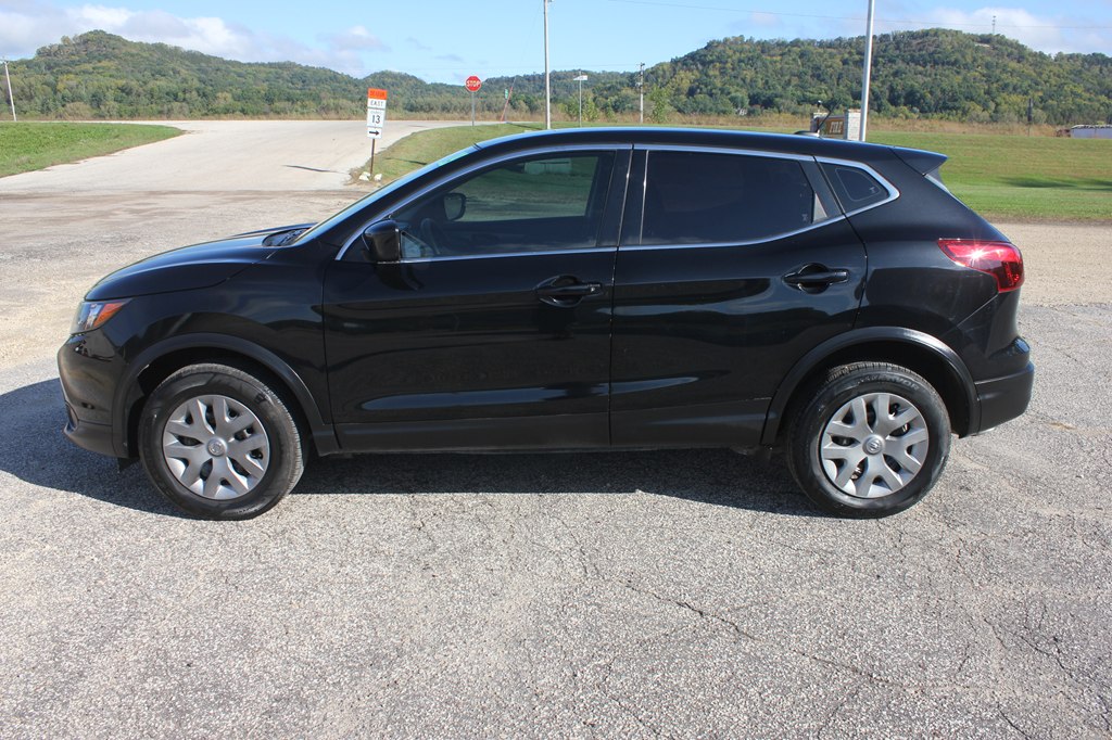 Photo 8 of this NISSAN ROGUE SPORT