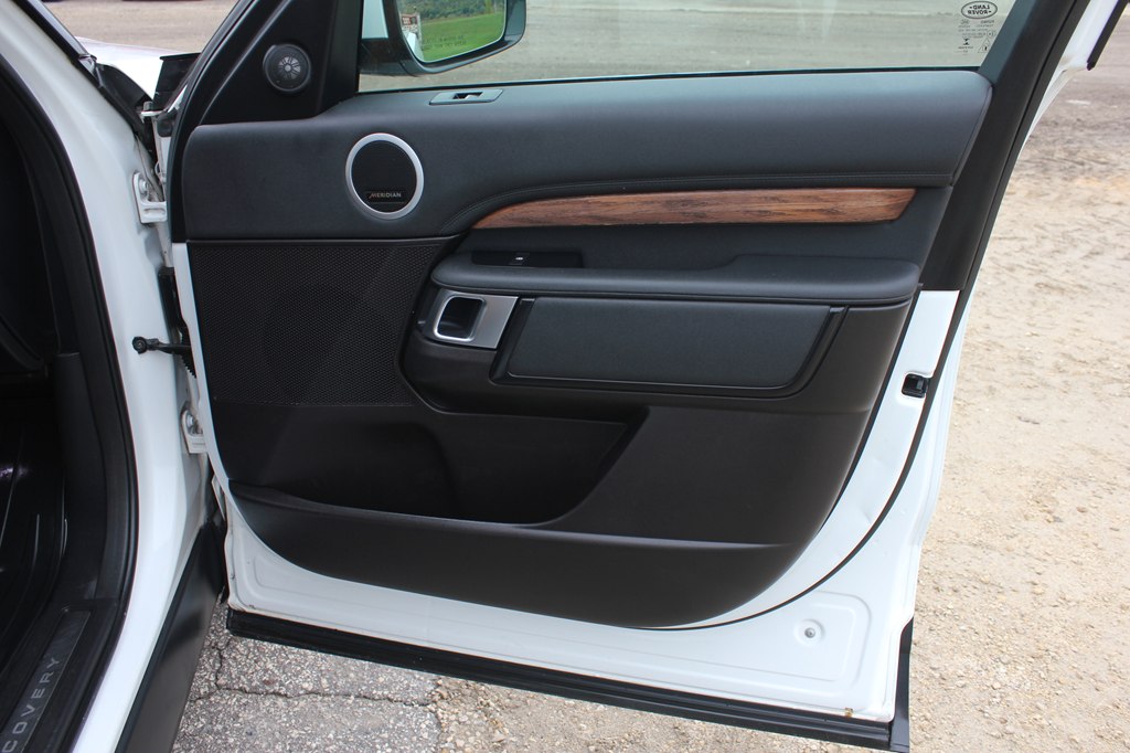 Photo 33 of this LAND ROVER DISCOVERY