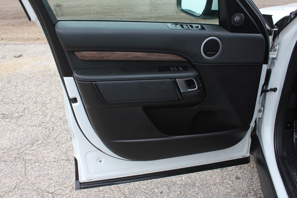 Photo 30 of this LAND ROVER DISCOVERY
