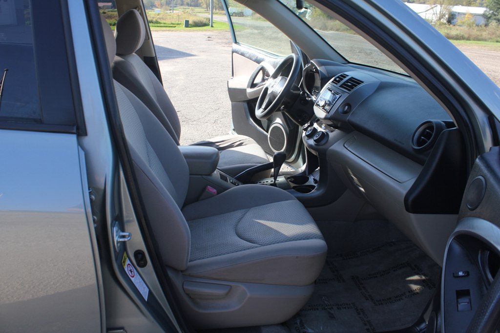 Photo 28 of this TOYOTA RAV4