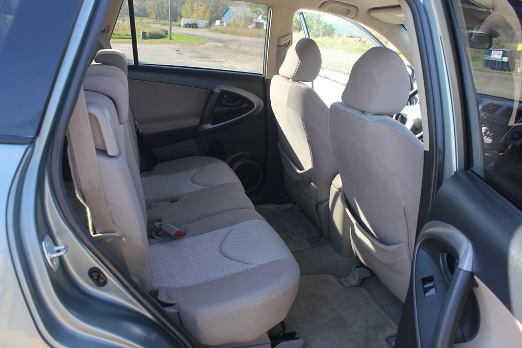 Photo 32 of this TOYOTA RAV4