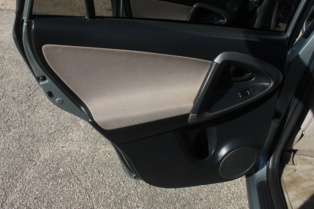 Photo 33 of this TOYOTA RAV4