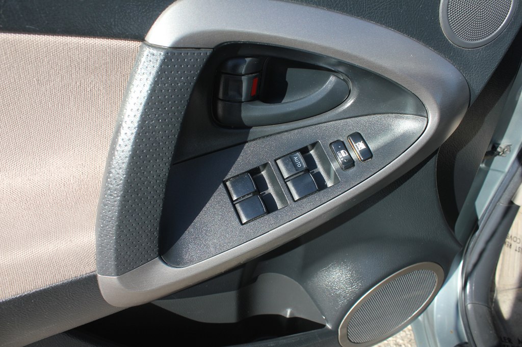 Photo 24 of this TOYOTA RAV4