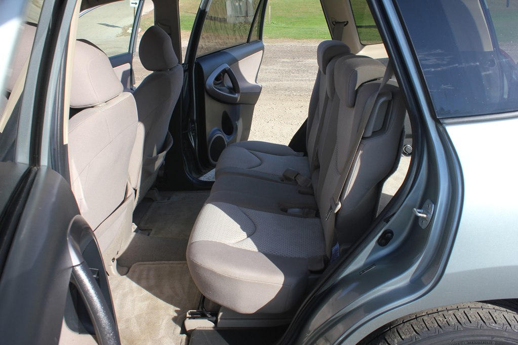 Photo 34 of this TOYOTA RAV4