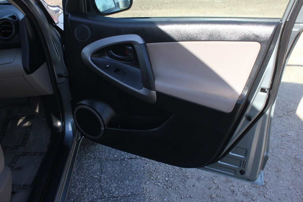Photo 27 of this TOYOTA RAV4