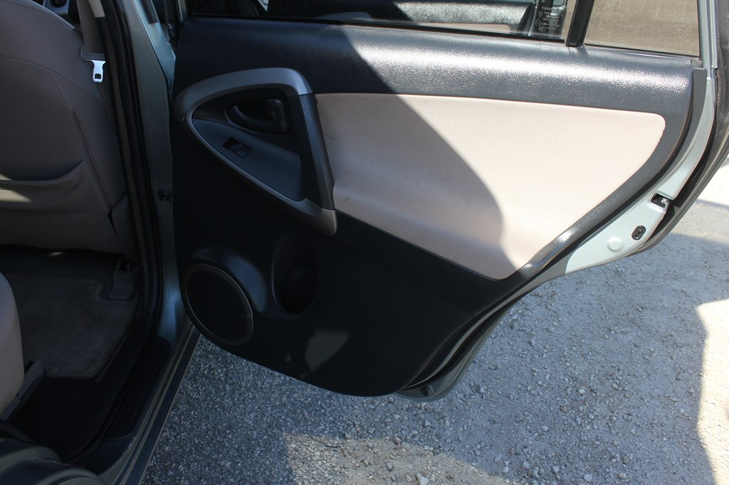 Photo 31 of this TOYOTA RAV4
