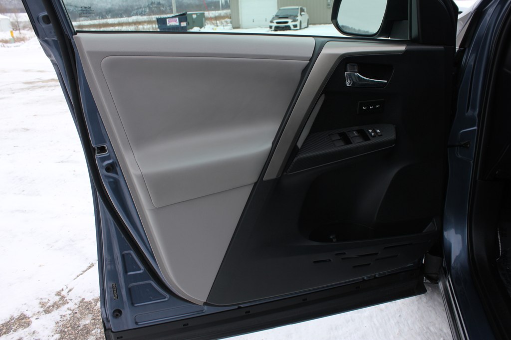 Photo 10 of this TOYOTA RAV4