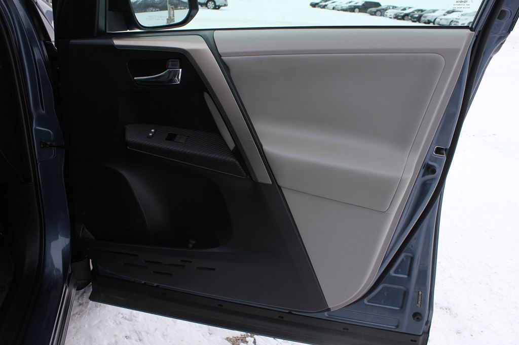 Photo 34 of this TOYOTA RAV4