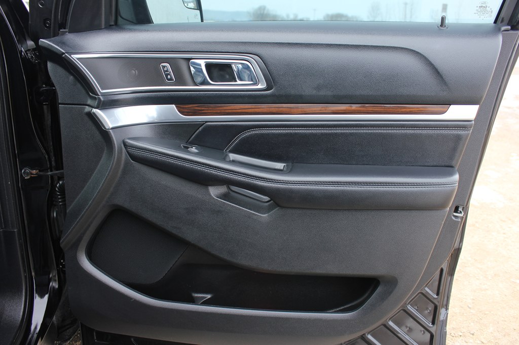 Photo 38 of this FORD EXPLORER