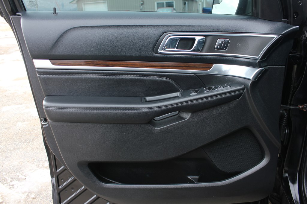 Photo 28 of this FORD EXPLORER