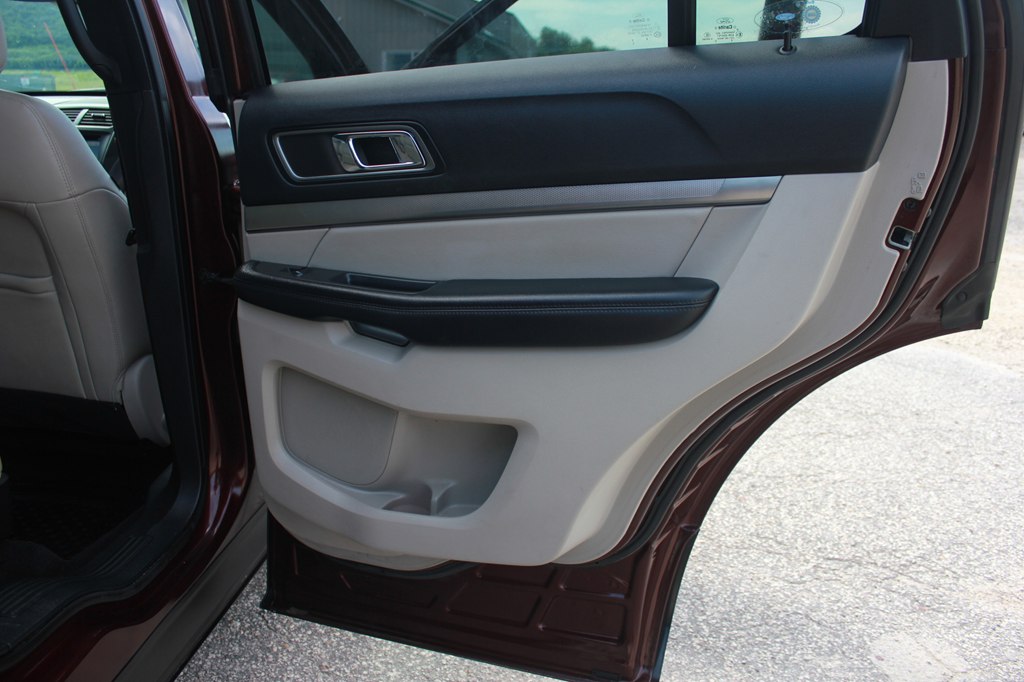 Photo 36 of this FORD EXPLORER