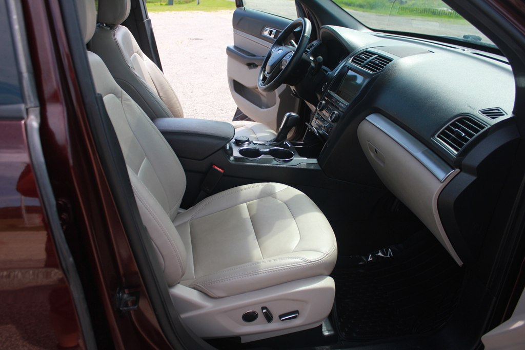 Photo 33 of this FORD EXPLORER
