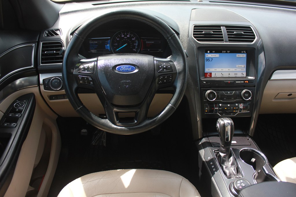Photo 10 of this FORD EXPLORER