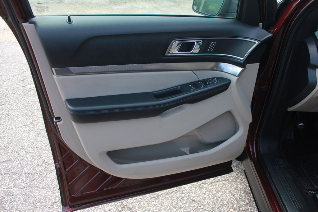 Photo 28 of this FORD EXPLORER