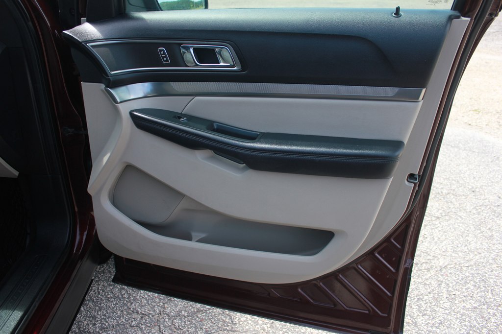 Photo 32 of this FORD EXPLORER