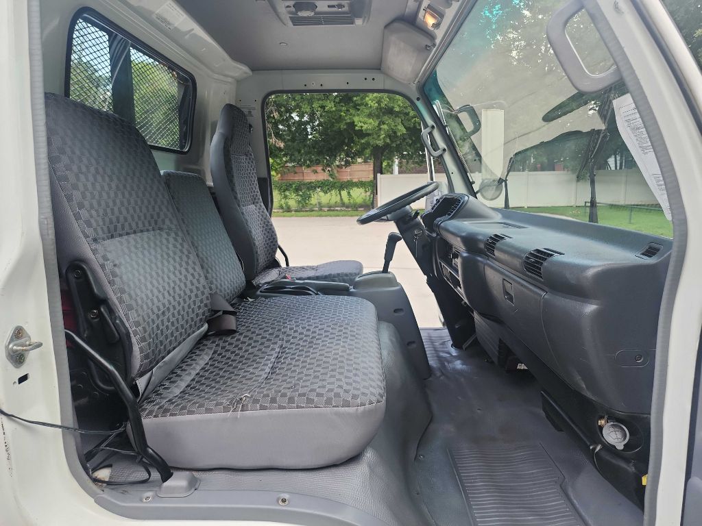 2007 Isuzu NPR photo 24