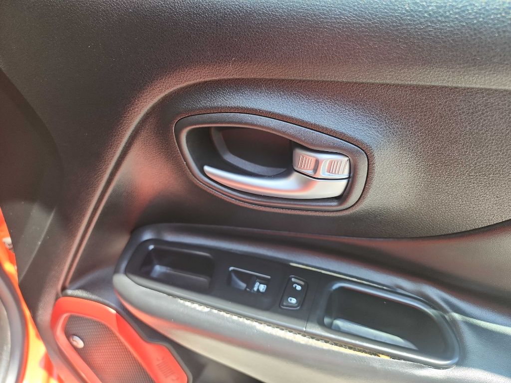 2016 Jeep Renegade Trailhawk photo 37