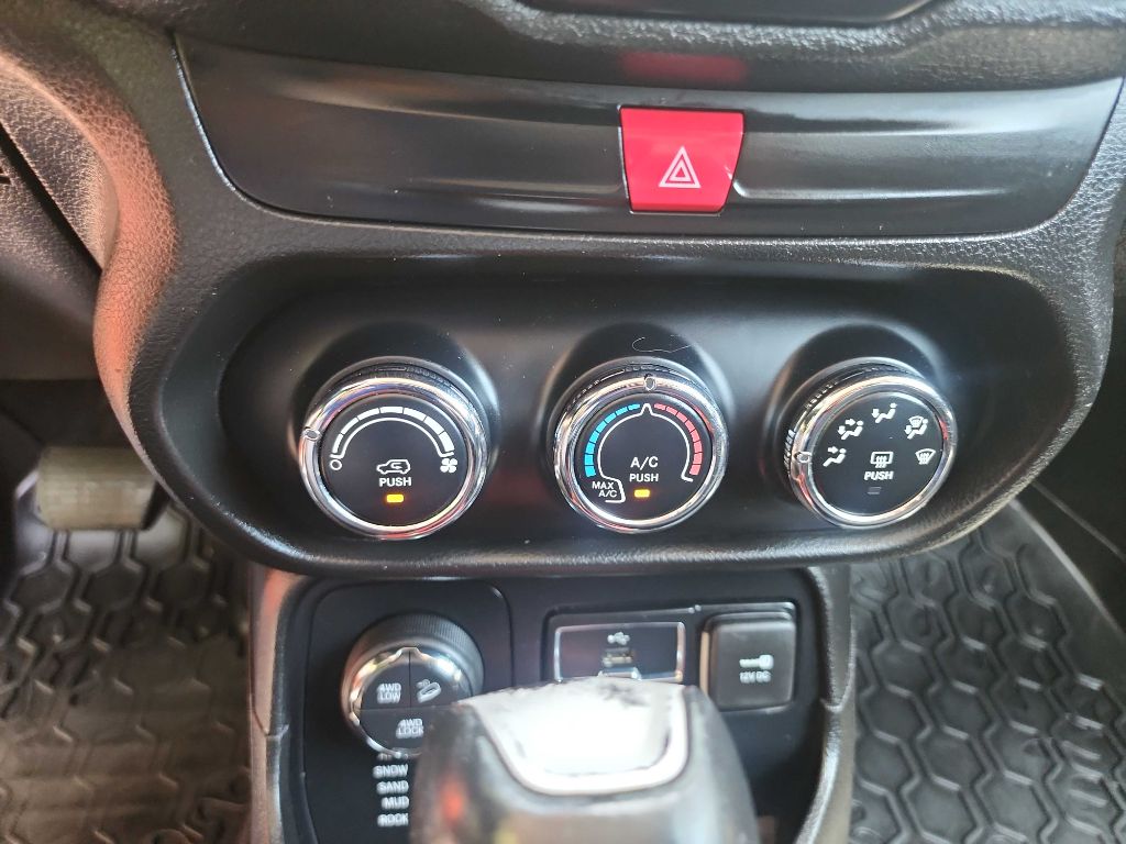 2016 Jeep Renegade Trailhawk photo 27