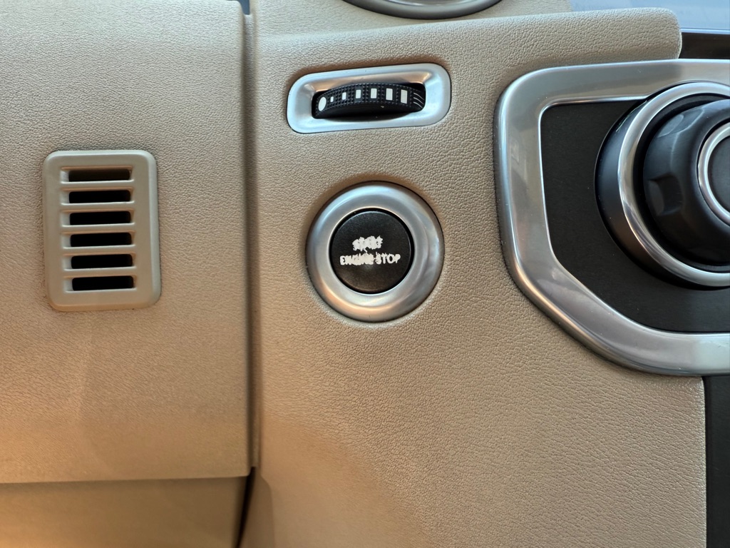 2016 Land Rover LR4 HSE photo 32