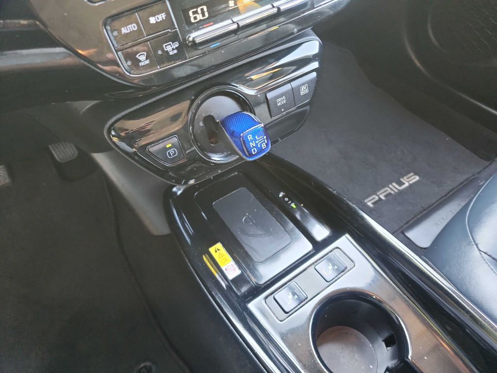 2019 Toyota Prius XLE photo 14