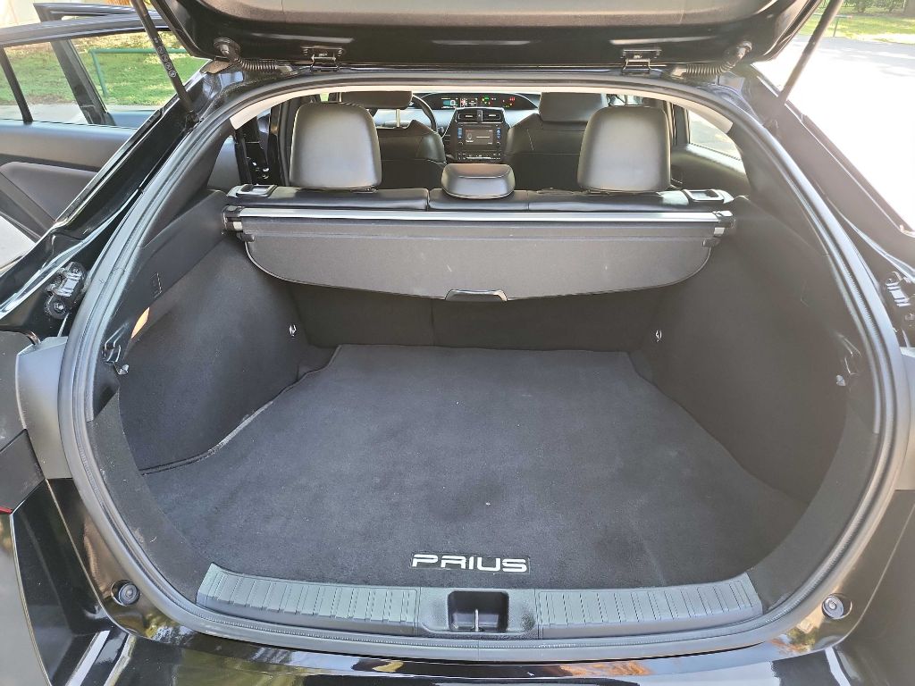 2019 Toyota Prius XLE photo 17