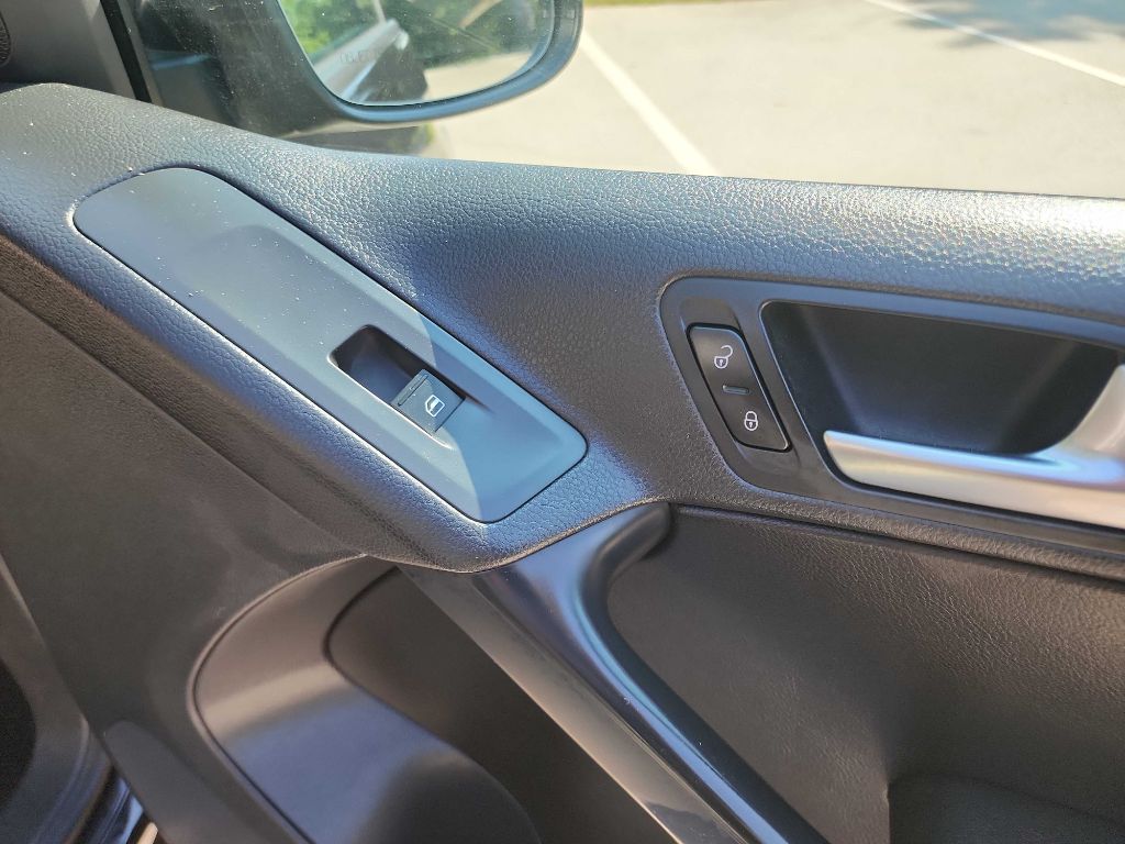 2016 Volkswagen Tiguan S photo 32