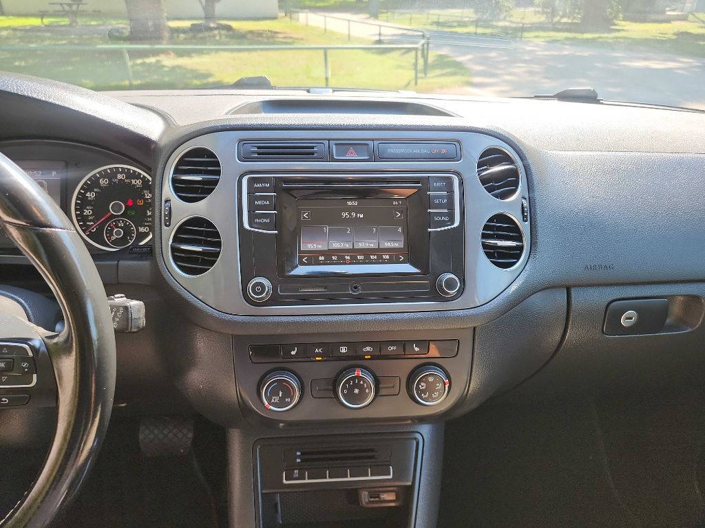 2016 Volkswagen Tiguan S photo 17