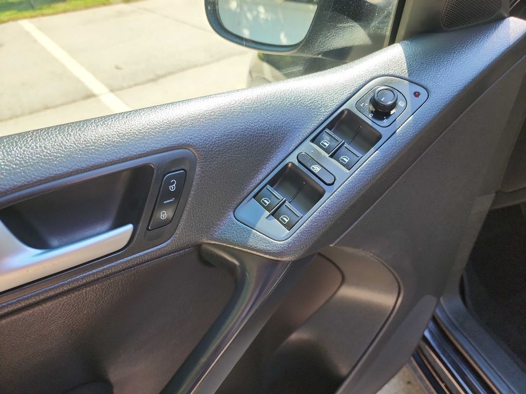 2016 Volkswagen Tiguan S photo 12