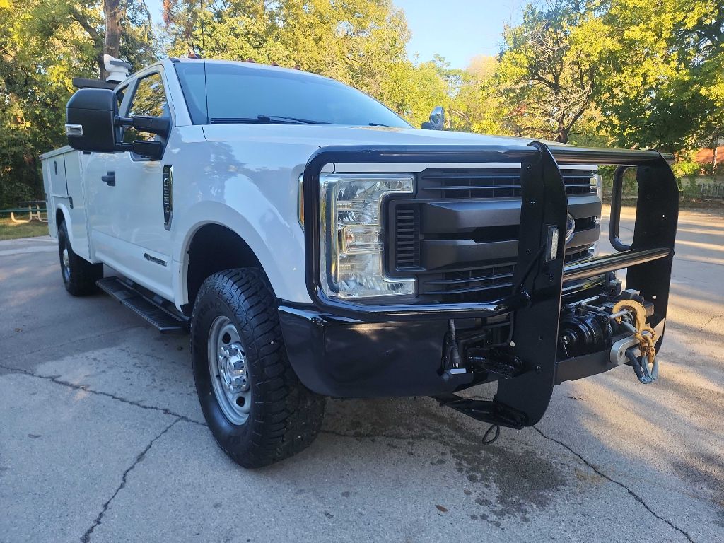 2017 Ford F-350 Super Duty Chassis Cab Lariat