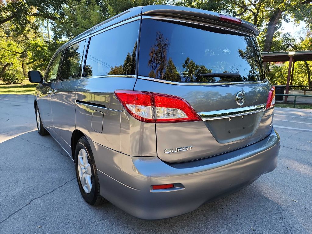 2017 Nissan Quest SV photo 4