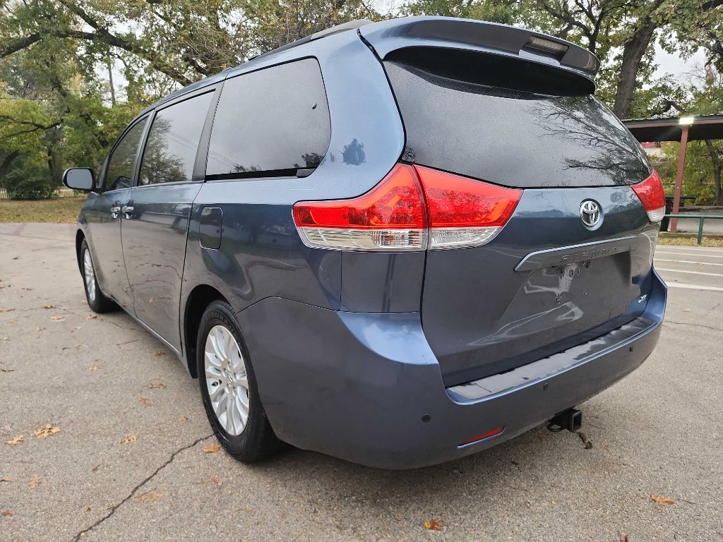 2014 Toyota Sienna XLE photo 3