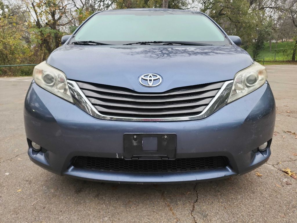 2014 Toyota Sienna XLE photo 2