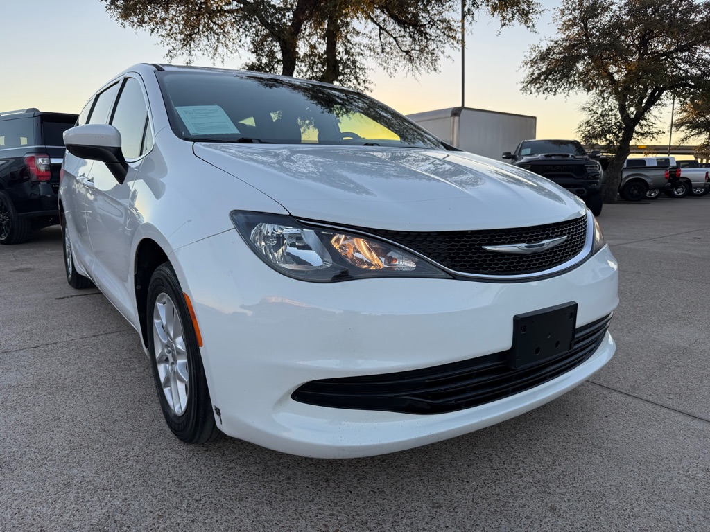 2017 Chrysler Pacifica LX's photo