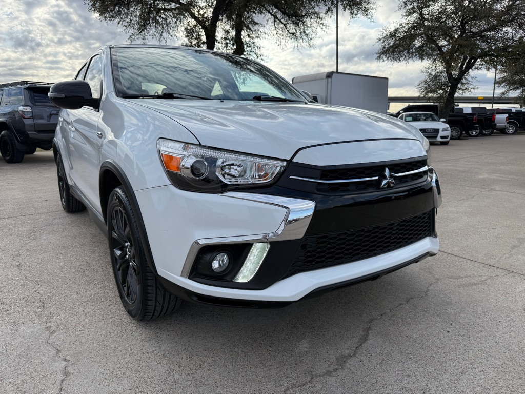 2019 Mitsubishi Outlander LE's photo