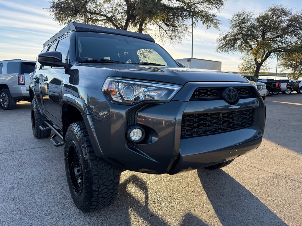 2016 Toyota 4Runner SR5's photo