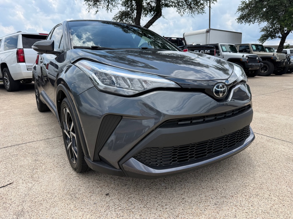 2021 Toyota C-HR XLE's photo