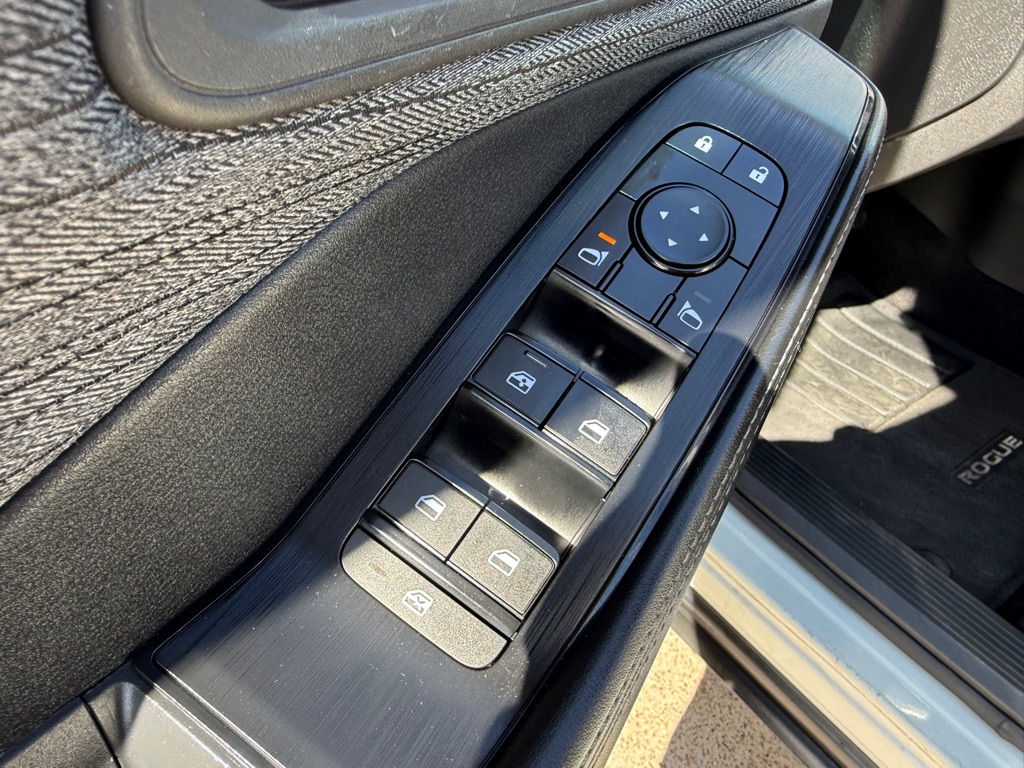 2023 Nissan Rogue SV - Photo 18
