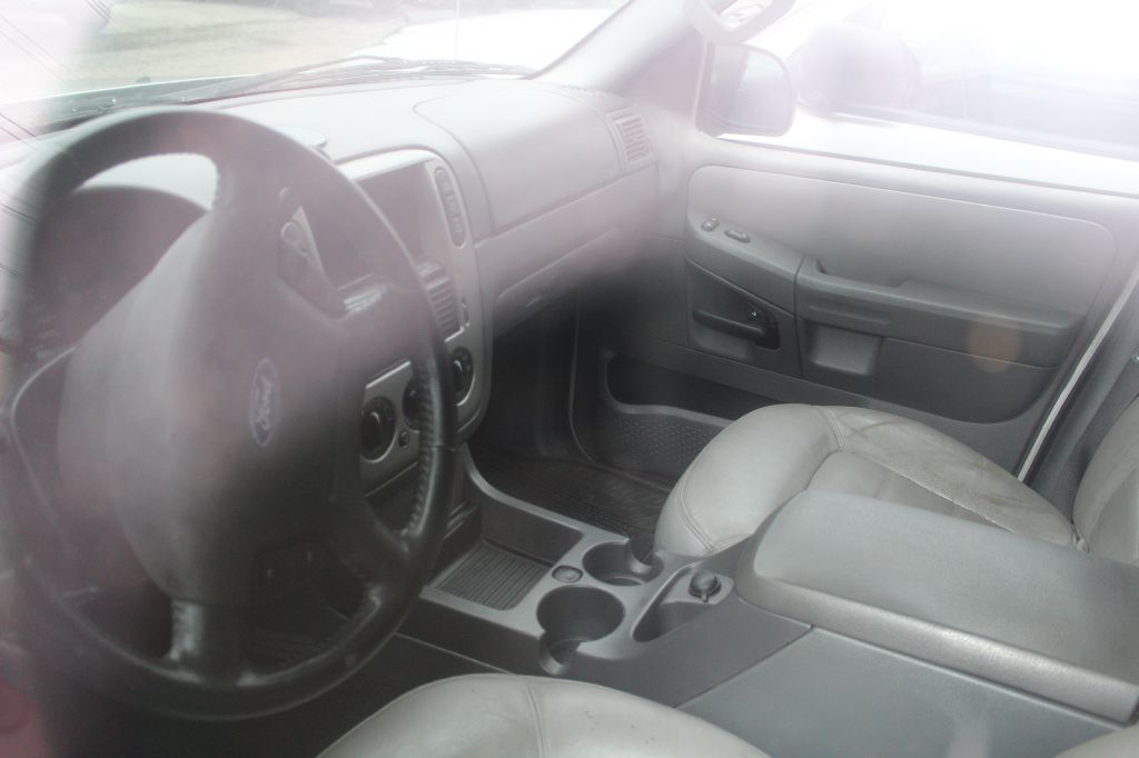 Photo 3 of this FORD EXPLORER