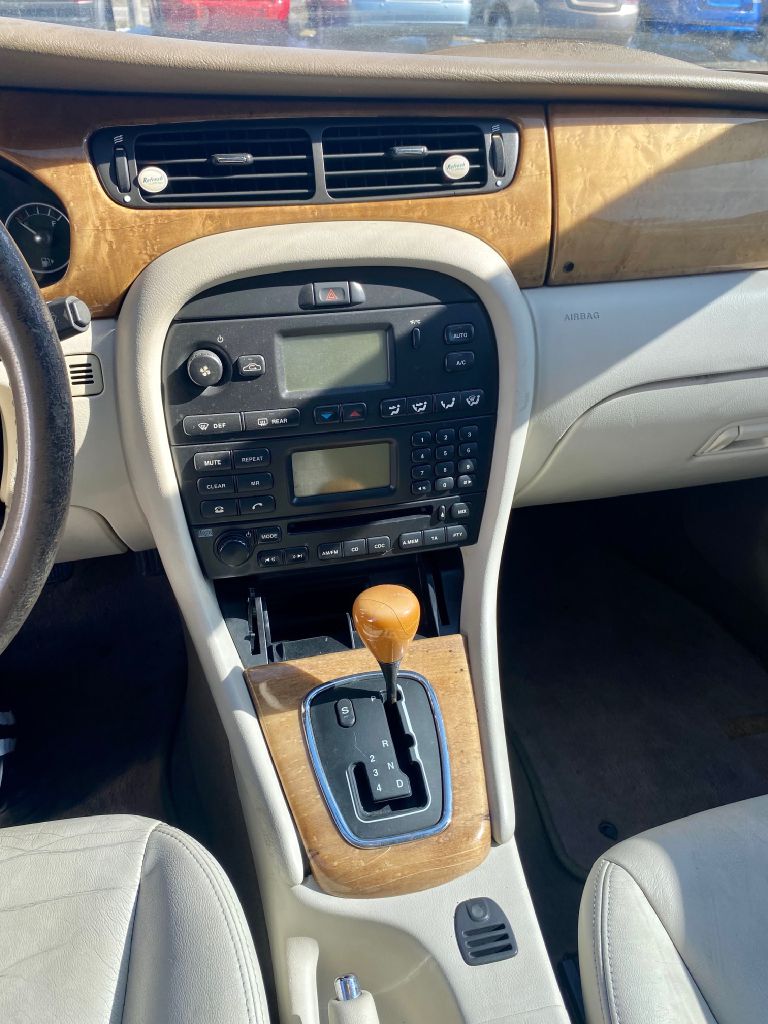 Photo 6 of this JAGUAR X-TYPE