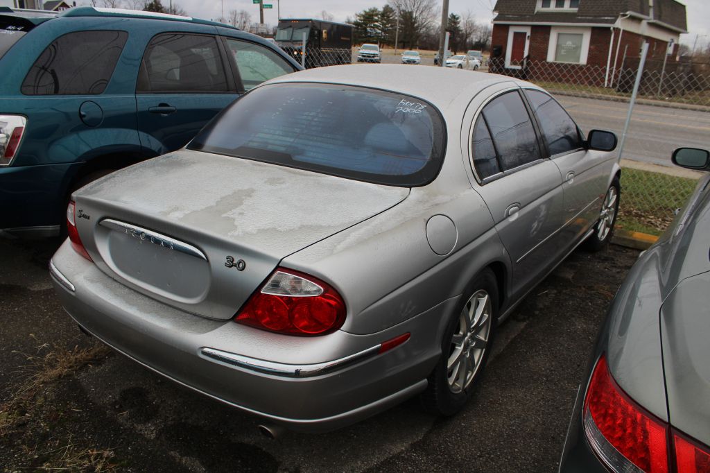 Photo 3 of this JAGUAR S-TYPE